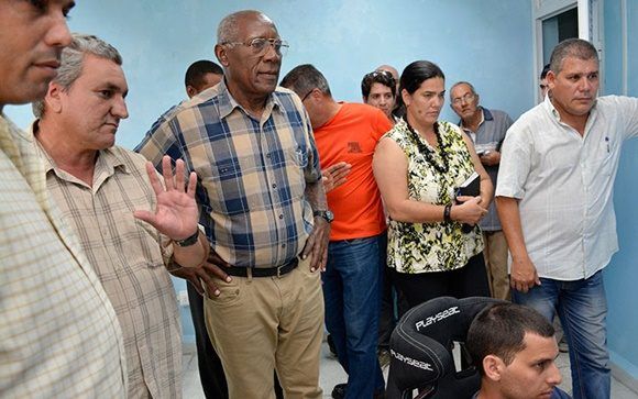 El también miembro del Buró Político se interesó por las obras sociales ejecutadas con financiamiento del uno por ciento de la contribución territorial, como el centro recreativo Los Pinos, ahora de cara al verano. Foto: Ramón Barreras Valdés