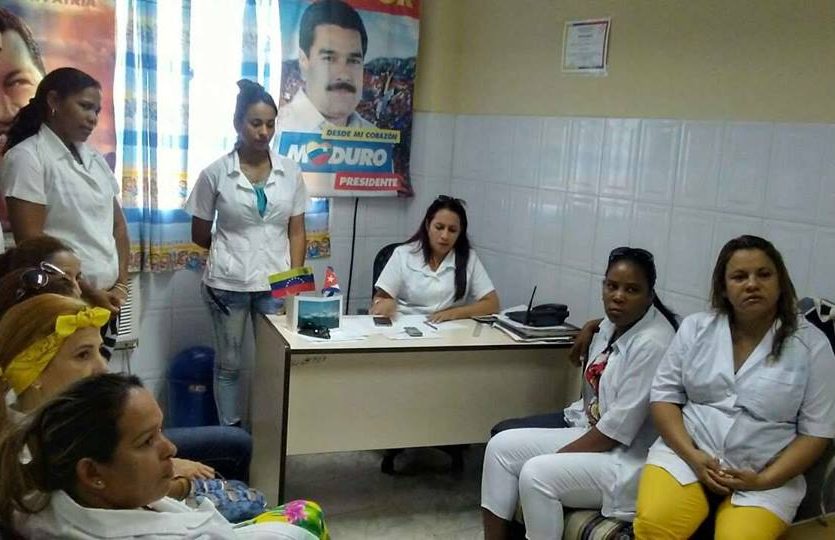 Grupo de colaboradores en Venezuela, sentada frente al buró Niurka Diéguez, manzanillera // Foto tomada de Facebook