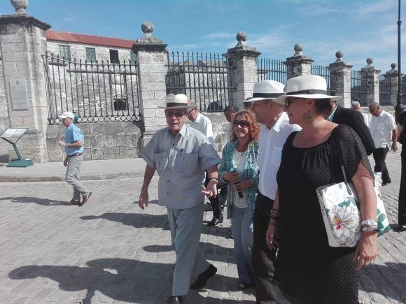 El Canciller francés recorrió la Habana Vieja acompañado por el Historiador de la Ciudad Dr. Eusebio Leal Spengler. Foto: Isis María Allen Fernández