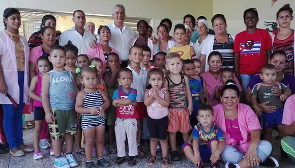 Díaz-Canel con niños en Cayo Ramona, en la Ciénaga de Zapata. Foto: Angélica Paredes / Facebook.