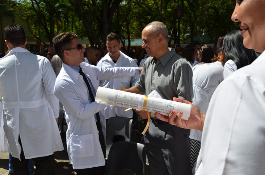395 jóvenes recibieron sus títulos que los acredita como doctores en medicina y estomatología // Foto Marlene Herrera