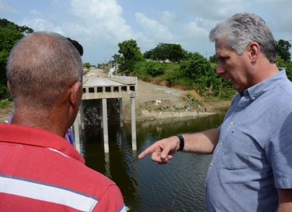 Miguel Díaz-Canel Bermúdez (D), Presidente de los Consejos de Estado y de Ministros de Cuba, llegó en visita de trabajo hasta el puente de Zaza del Medio, colapsado por la crecida del río Zaza, durante las intensas lluvias del mes de junio, en Sancti Spíritus, Cuba, el 6 de julio de 2018. Foto: Vicente Brito/Periódico Escambray