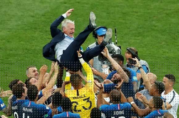 Los jugadores franceses celebran con su entrenador, Didier Deschamps. Foto: Reuters