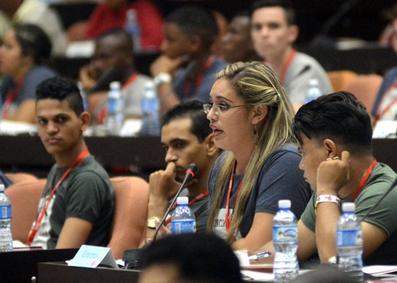 Manzanillera Suzanne Santiesteban Puertas en debates del IX Congreso de la FEU // Foto Abel Rojas Barallobre