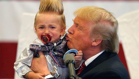 Trump asusta a un bebé que asistió con sus padres a un acto de campaña, en marzo de 2016. Foto: AP.
