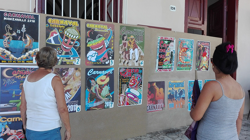 Los carteles se exponen para que el pueblo seleccione el más popular // Foto Marlene Herrera