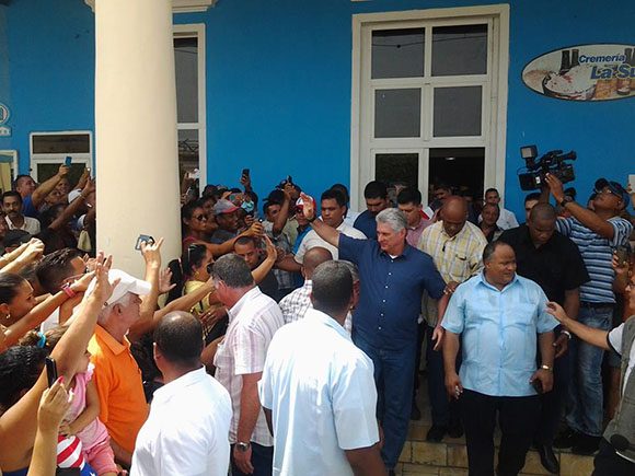 El presidente cubano envió un mensaje de agradecimiento al pueblo manzanillero por sus muestras de apego a los valores patrióticos, el sentido de pertenencia intrínseco con su terruño, y por la acogida respetuosa y sincera // Foto Roberto Mesa