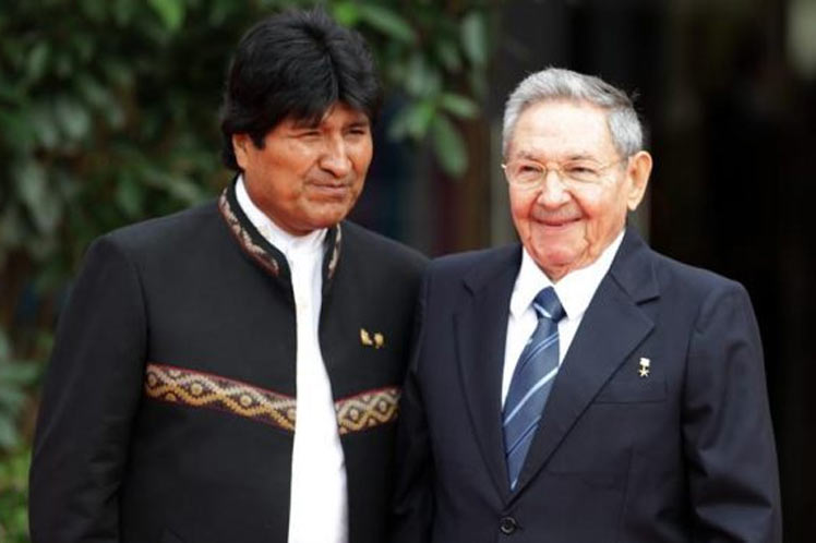 Presidente boliviano saluda a Raúl Castro