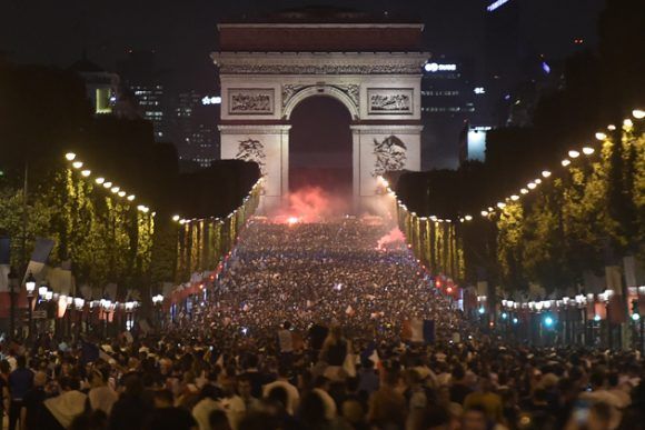 El pueblo fancés celebra el triunfo de su selección nacional en el Arco de Triunfo. Foto: Lucas BARIOULET / AFP
