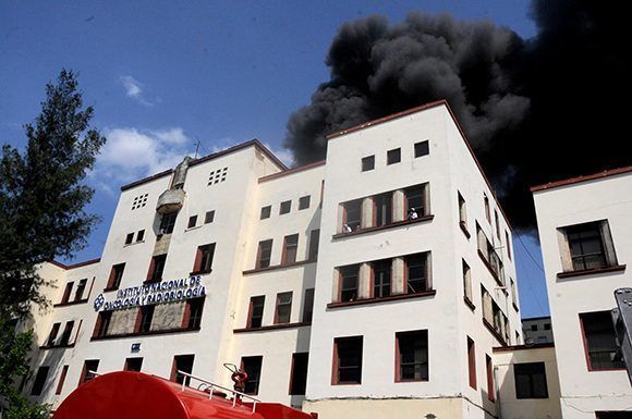Incendio en el Instituto Nacional de Oncología y Radiobiología (INOR). Foto: Vladimir Molina Espada/Facebook