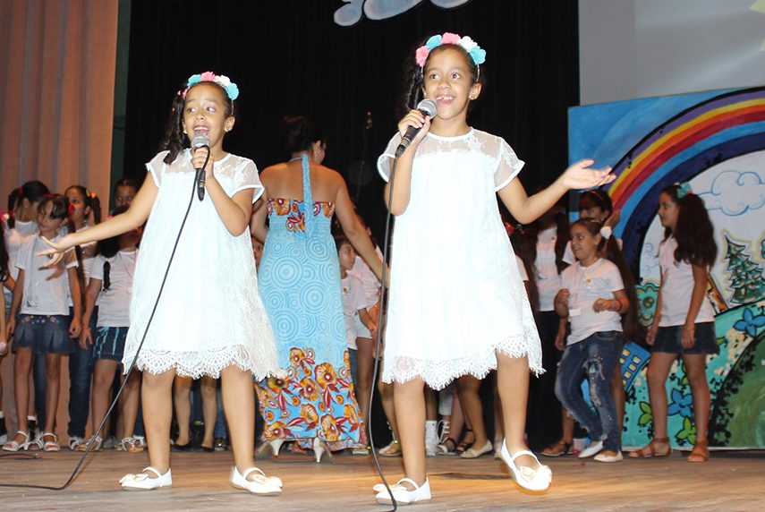 Lola María y Lupe María Lenzanos Álvarez, las gemelas manzanilleras que participarán en esta temporada de La Colmena TV // Foto Marlene Herrera (Archivo)