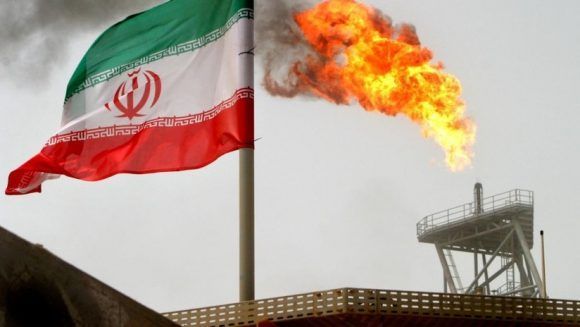 La bandera de Irán en una plataforma del campo petrolífero Sorush, el 25 de julio de 2005. Foto: Reuters.
