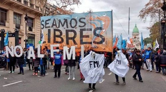 Argentinos rechazan el acuerdo del presidente Mauricio Macri ante el FMI. Foto: Reuters