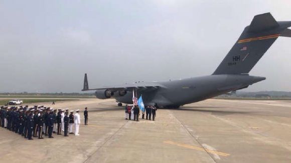 Los restos fueron trasladados a Corea del Sur en un avión de transporte militar estadounidense. Foto: Yonhap