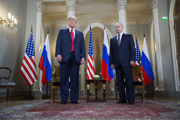 Donald Trump y Vladimir Putin posan ante los medios antes del inicio de la reunión en el Palacio Presidencial de Helsinki. Foto: AP.