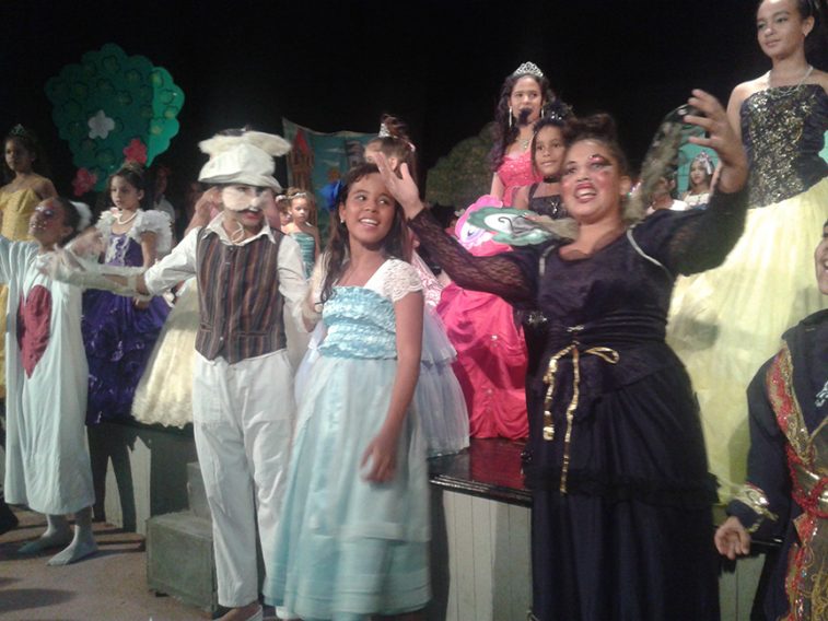 Seleccionan perlas y corales del carnaval infantil Manzanillo 2018 // Foto Denia Fleitas