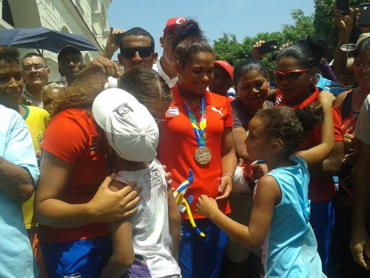 Manzanillo recibió con alegría y orgullo a sus atletas