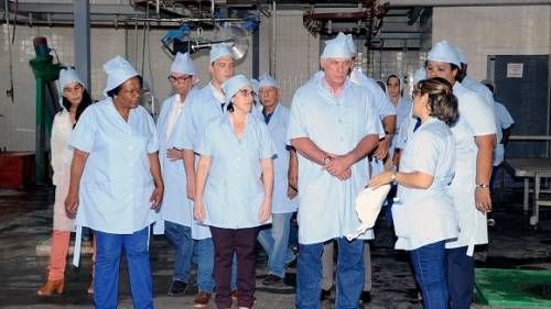 En la visita al Instituto de Investigaciones para la Industria Alimentaria (IIIA), una de las primeras cosas que atrajo la atención de Díaz-Canel fue la presencia mayoritaria de mujeres en el Consejo de Dirección. Autor: Estudios Revolución