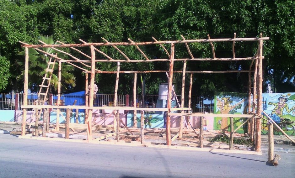 Construción de la tarima en la Avenida Primero de Mayo.