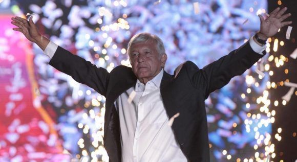 López Obrador saludando a sus seguidores durante el cierre de campaña en el estadio Azteca de la capital. Foto: EFE.
