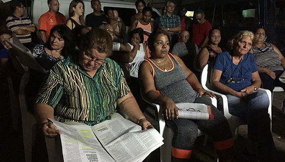 Vecinos del municipio Cerro debaten el proyecto de Constitución. Foto: Leysi Rubio/ Cubadebate.
