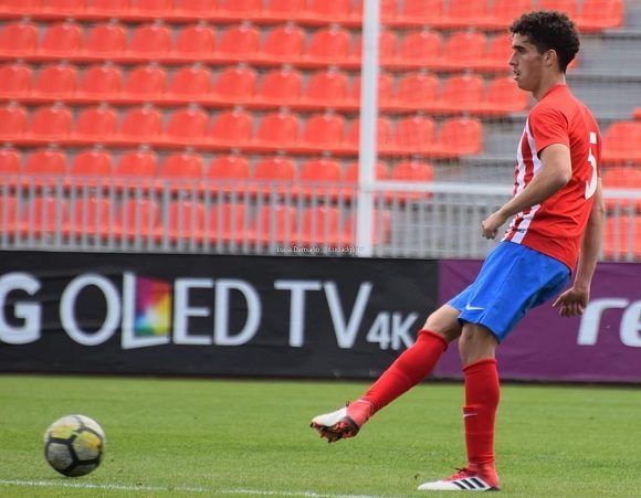 Carlos Vázquez, futbolista de 19 años, juega en la organización del Atlético de Madrid.