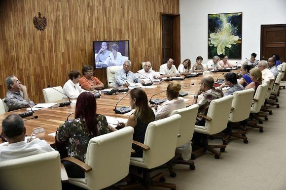 Miguel Díaz-Canel tuvo una reunión de chequeo sobre el inicio del curso escolar. Foto: Estudios Revolución.