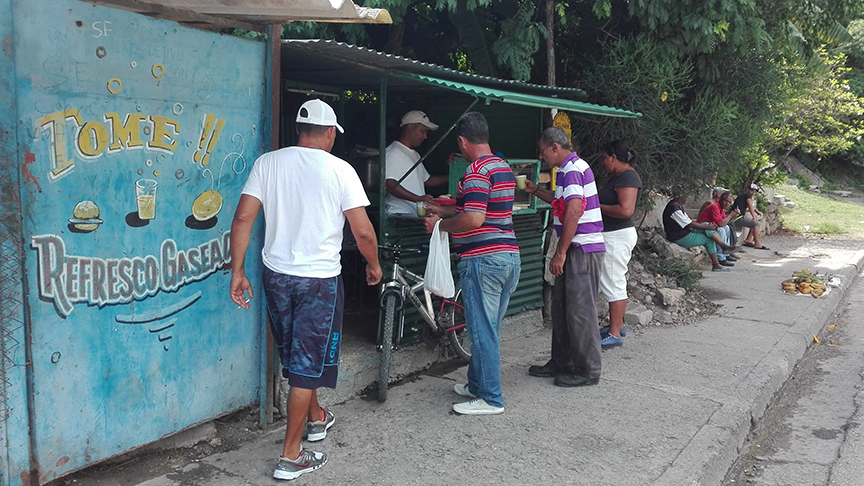 Entre las actividades que predominan en el territorio sobresalen la elaboración de alimentos // Foto Marlene Herrera