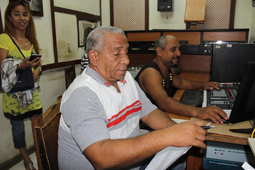 Ernesto Martínez Robles, locutor, director de programas y guionisra de la radio en Manzanillo // Foto Marlene Herrera