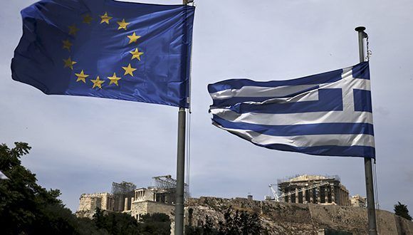 Una bandera de la Unión Europea junto a una bandera de Grecia, con el Partenón en el fondo, en Atenas, 1 de junio de 2015. Foto: Reuters.