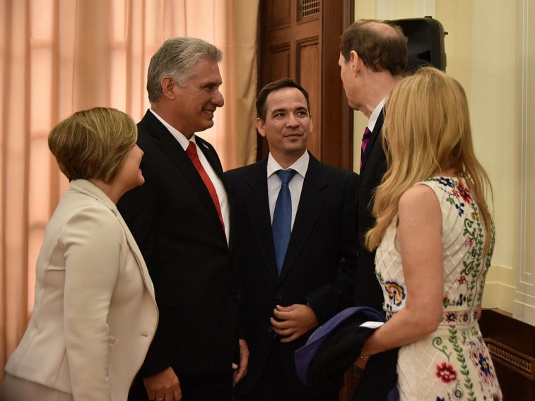 El Presidente Miguel Díaz-Canel y su esposa Lis Cuesta conversan con el Senador Ron Wyden (D), de Oregón, y su esposa Nancy Wyden. Entre las dos parejas, el traductor cubano. Foto: Estudios Revolución