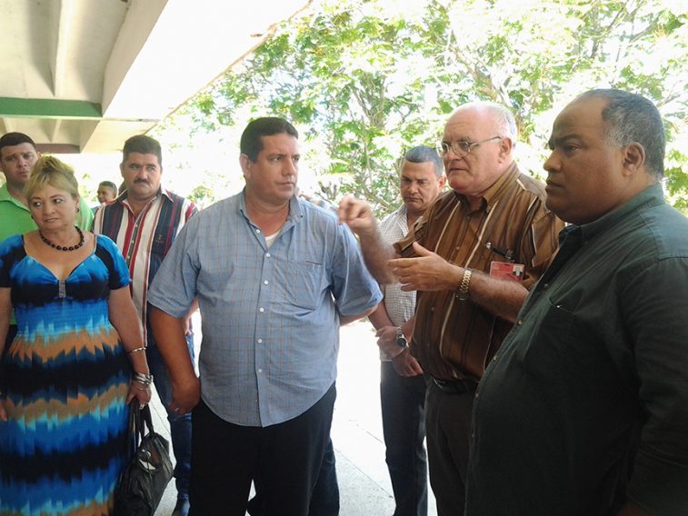 El vicerrector de extensión universitaria, el Doctor en Ciencias Rafael Izaguirre Remón ofreció información a  Federico Hernández Hernández, principal dirigente político en la provincia // Foto Roberto Mesa