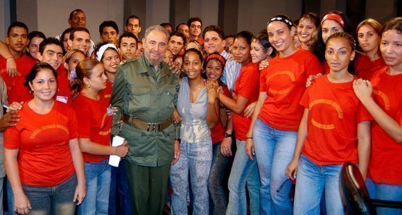 Fidel con jóvenes Trabajadores Sociales al final de una Mesa Redonda. Foto: Ismael Francisco / Cubadebate