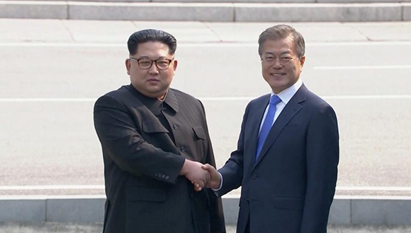 Mandatarios de las dos Coreas se saludan. Foto: Reuters.