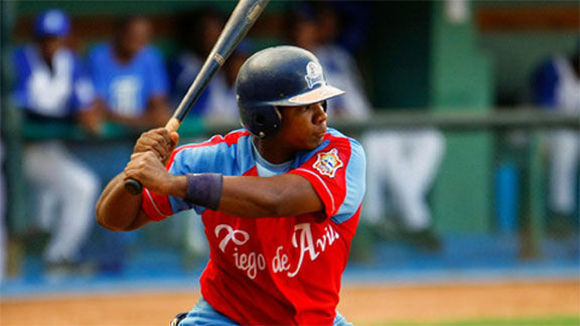 Osvaldo Vázquez disparó dos jonrones (uno con bases llenas) e impulsó seis carreras en tres turnos al bate. Foto tomada de beisrubio.blogspot.com.