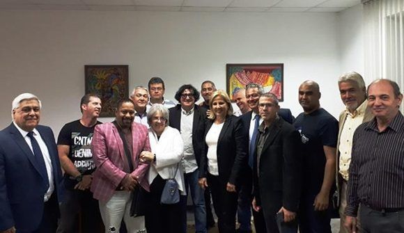 Viceministra del MINREX de Cuba con residentes cubanos en Minsk.