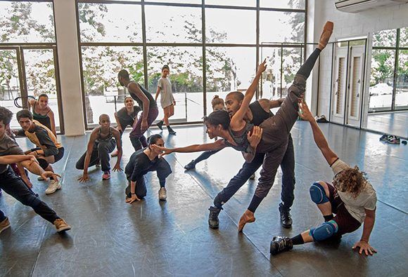 Ensayos de la compañía Acosta Danza en su sede en La Habana. Foto: @acostadanza/ Facebook.