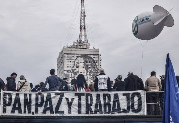 Una multitud salió a las calles de la capital Argentina para denunciar el plan de Macri junto al FMI. Foto: Kaloian/ Cubadebate.