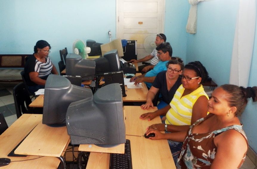 34 personas con experiencias en procesos similares tabulan y digitalizan todo // Foto Lilian Salvat