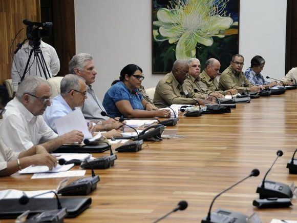 Presidente cubano sostiene reunión de chequeo sobre Gobierno electrónico en Cuba e informatización de la sociedad. Foto: Estudios Revolución.