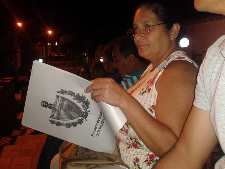 La dirección de la Revolución llama a los ciudadanos cubanos residentes o no en el territorio nacional a emitir su opinión  // Foto Denia Fleitas
