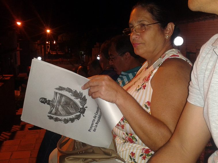 La dirección de la Revolución llama a los ciudadanos cubanos residentes o no en el territorio nacional a emitir su opinión // Foto Denia Fleitas