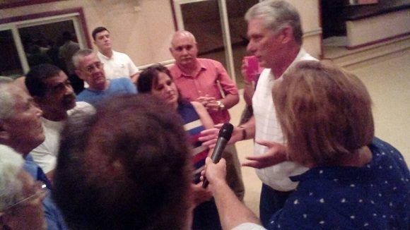 Presidente cubano realiza visita a estudios Abdala. Foto: Leticia Martínez.