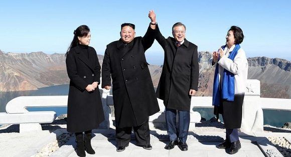 Kim Jong-u, y Moon Jae-in, juntos a sus respectivas esposas, en el Monte Paektu. Foto: Reuters.