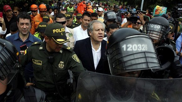 El secretario general de la OEA, Luis Almagro, en el fronterizo puente internacional Simón Bolívar en Cúcuta, Colombia. Foto: Reuters.