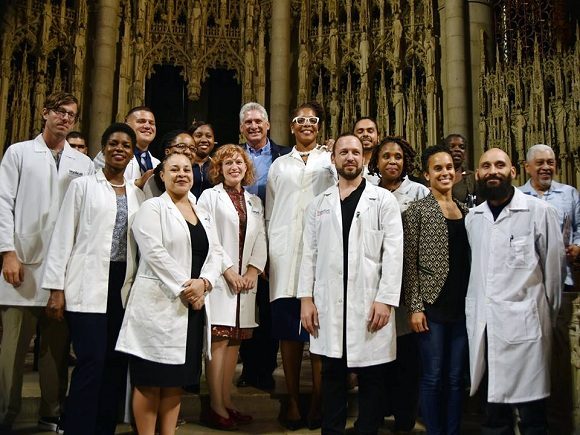 Miguel Díaz-Canel junto a jóvenes médicos graduados en la ELAM. Foto: Estudios Revolución