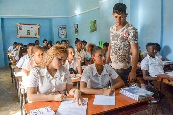Sabrina y Thalía aseguran que les duele mucho lo sucedido en su escuela, pues en ella todos se sienten bien y en armonía, una tranquilidad que JR encontró durante su visita al centro. Foto: Roberto Súarez/ JR.