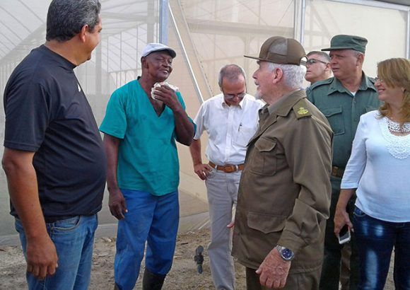 Evalúa Ramiro Valdés plan de desarrollo en la Isla de la Juventud. Foto: Roberto Díaz/ ACN.