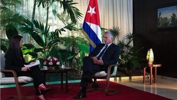 Patricia Villegas entrevista para Telesur a Miguel Díaz-Canel Bermúdez en La Habana. Foto: Rolando Segura / Telesur.