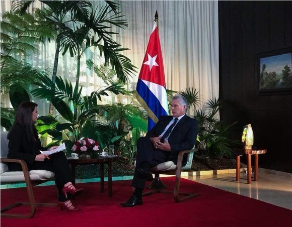 Patricia Villegas entrevista para Telesur a Miguel Díaz-Canel Bermúdez en La Habana. Foto: Rolando Segura / Telesur